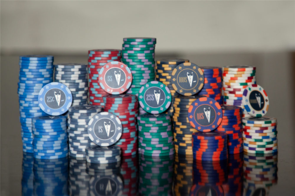"Secret Agent" Poker Chipset (2)
